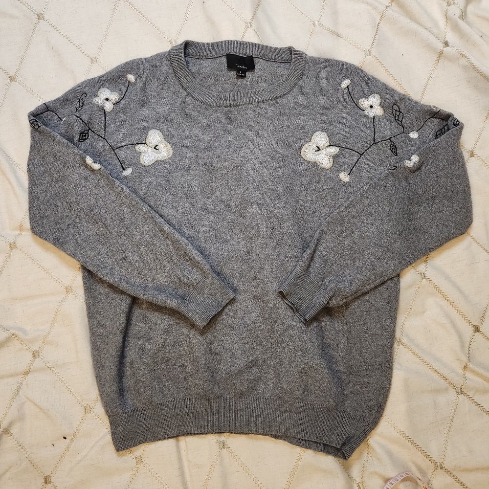 Lumiere Women’s Grey Floral Embroidered‎ Sweater Size Large GUC